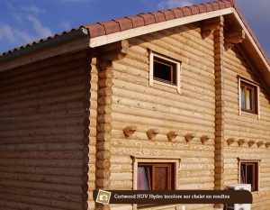 Coriwood HUV Hydro incolore sur chalet avec rondins